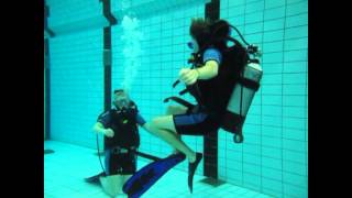 Tauchen lernenOpen Water Diver Poolstunde [upl. by Ylrebmyk]